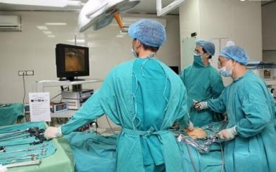 Mổ nội soi u nang buồng trứng mất bao lâu, phức tạp không?