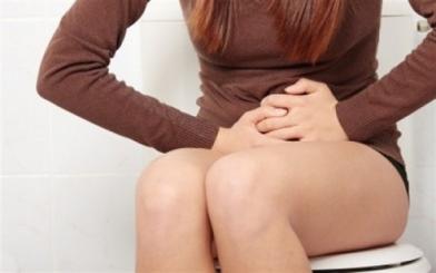 Tiểu buốt ra máu sau khi quan hệ ở nữ có sao không?