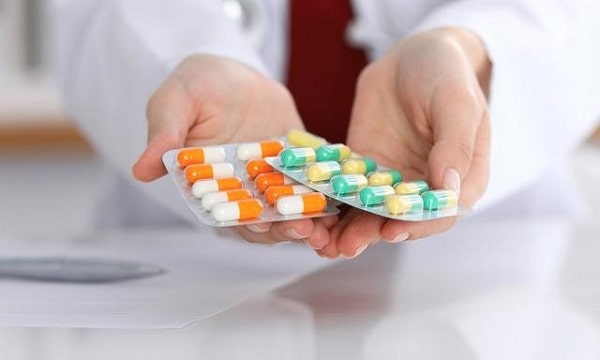 Dùng thuốc bôi hoặc thuốc uống