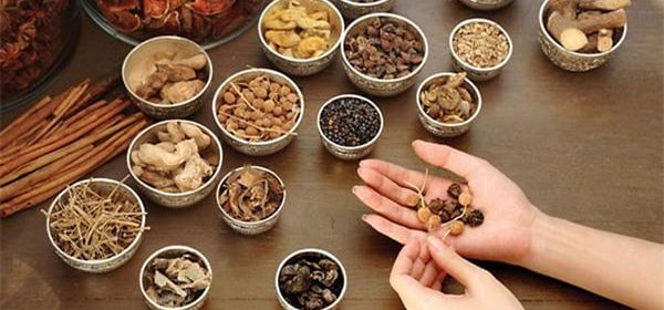  Bài thuốc đông y chữa tiểu buốt tiểu rắt ra máu ở nữ ( Hình ảnh minh họa) 