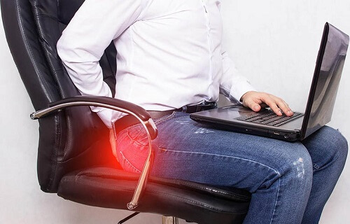 Đi ngoài ra cục máu đông kéo dài sẽ dẫn tới hậu môn đau rát, sưng nóng, khó ngồi 