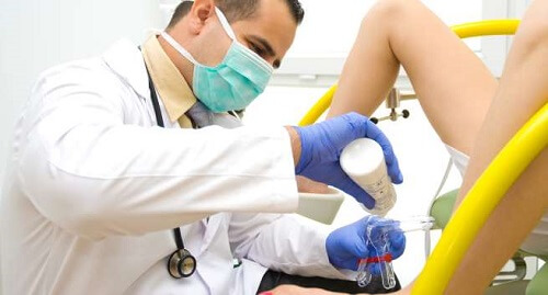 Khi phát hiện vùng kín chảy máu bất thường, nữ giới nên đến các cơ sở y tế chuyên khoa để bác sĩ thăm khám, điều trị