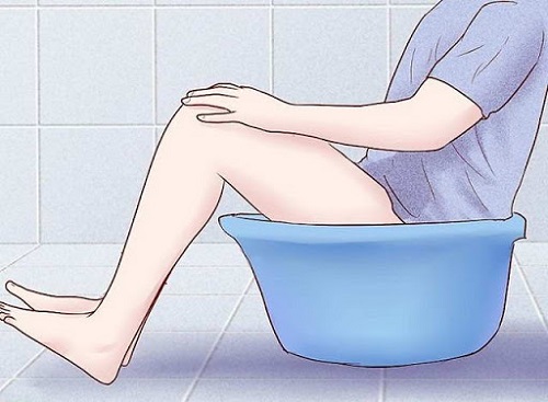 Ngâm hậu môn bằng nước muối ấm