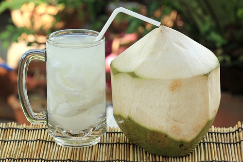 Ngày đèn đỏ có nên uống nước dừa không?