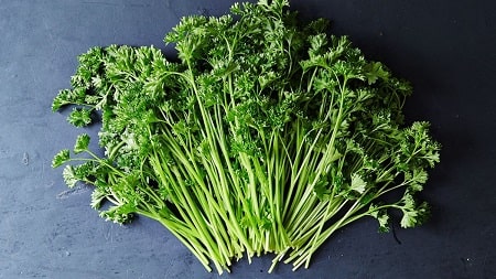 Tìm hiểu rau mùi tây có tác dụng gì?